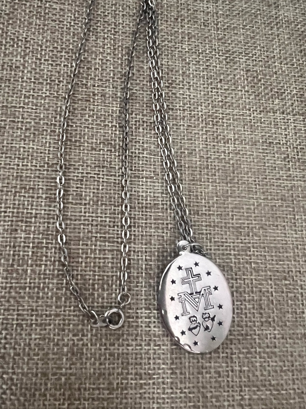 Vintage Virgin Mary Pendant and 20 in Chain. - Picture 4 of 4